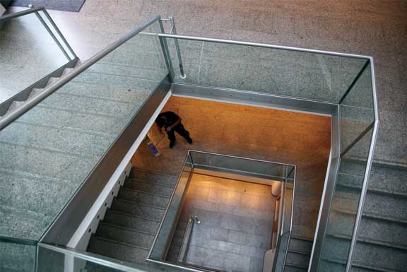 Gebäude- und Treppenhausreinigung | SauberkeitPlus+